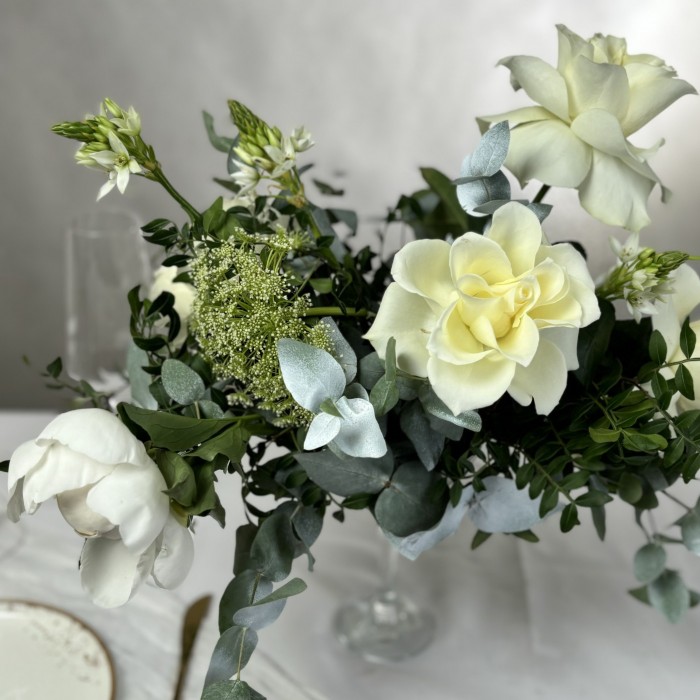 Белая свадебная композиция с розами в мартиннице