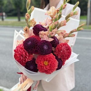 Бело розовые  гладиолусы с георгинами