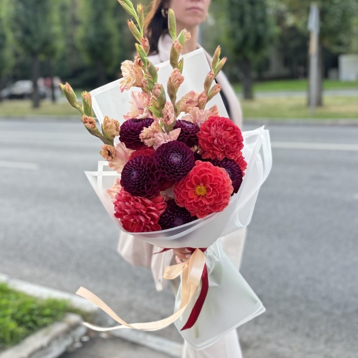 Бело розовые  гладиолусы с георгинами