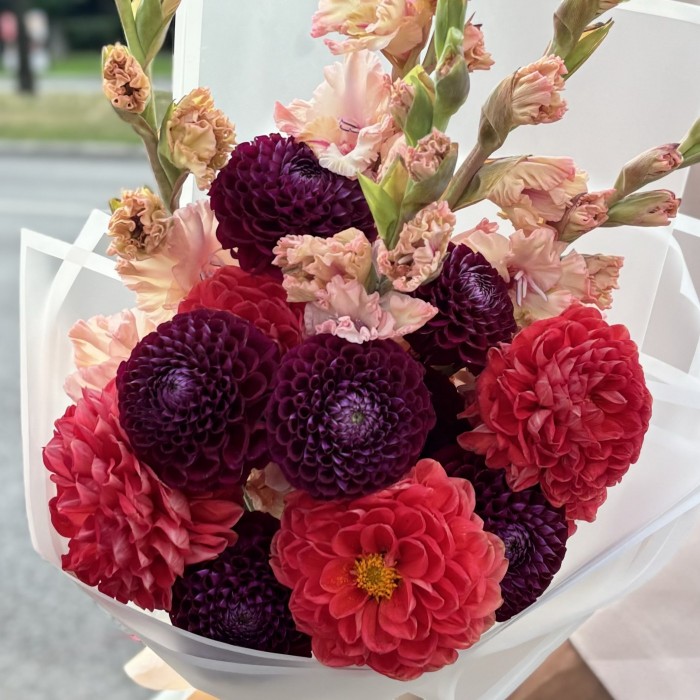 Бело розовые  гладиолусы с георгинами