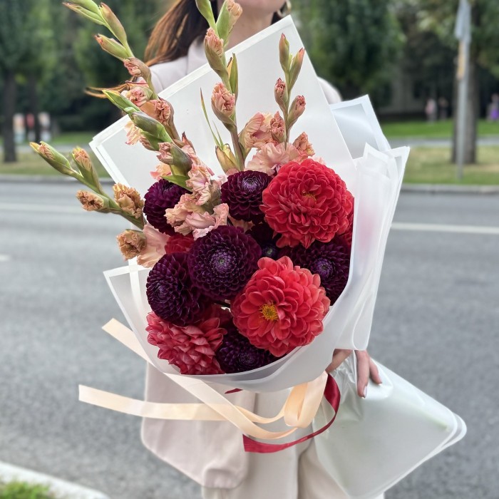 Бело розовые  гладиолусы с георгинами