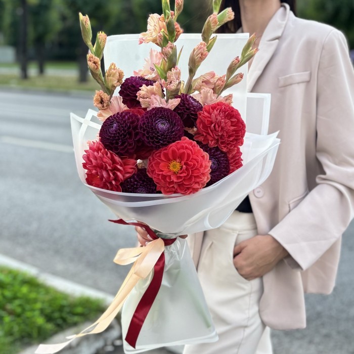 Бело розовые  гладиолусы с георгинами