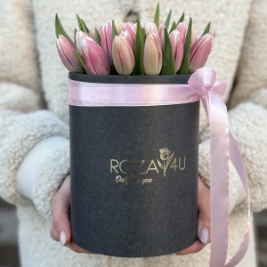 Бело-розовые тюльпаны в черной коробке