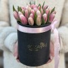 Бело-розовые тюльпаны в черной коробке