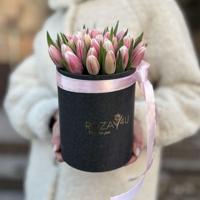 Бело-розовые тюльпаны в черной коробке