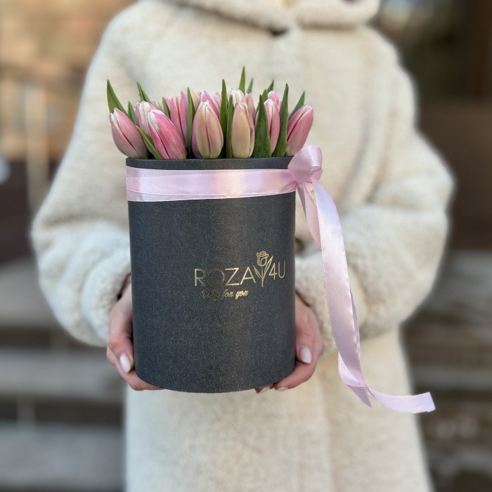 Бело-розовые тюльпаны в черной коробке