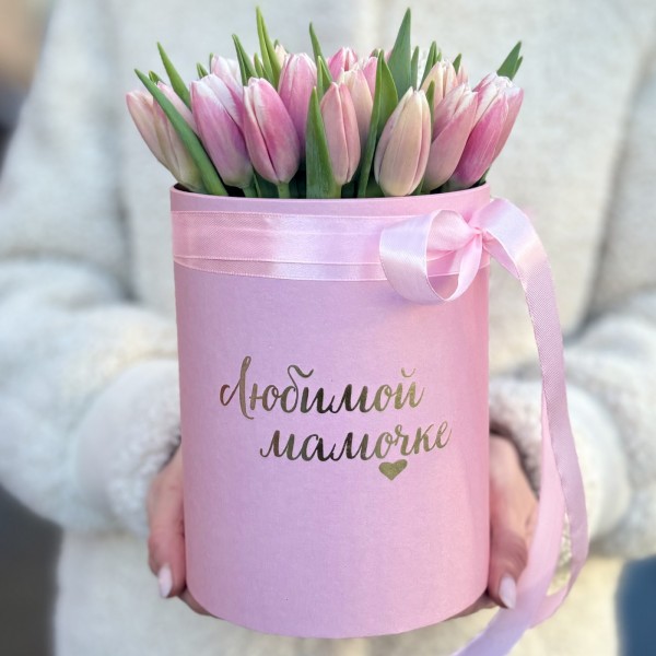 Бело-розовые тюльпаны в коробке Любимой Мамочке