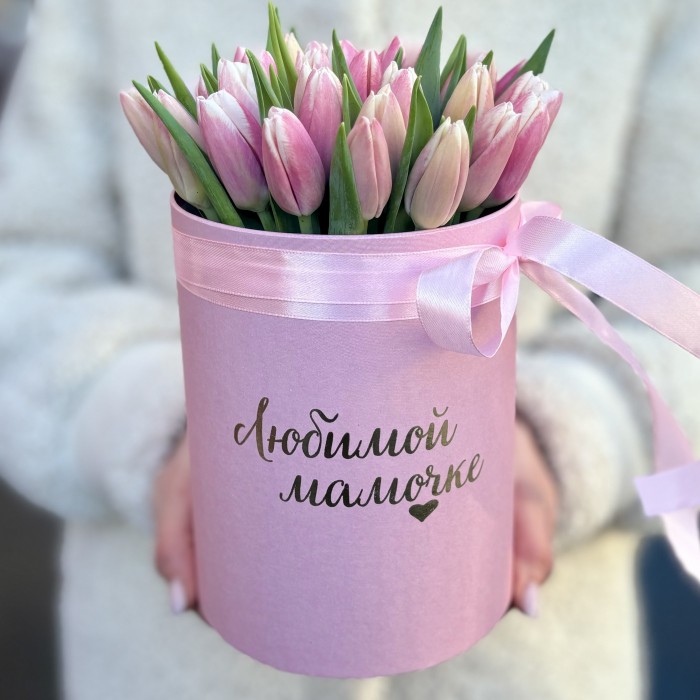 Бело-розовые тюльпаны в коробке Любимой Мамочке