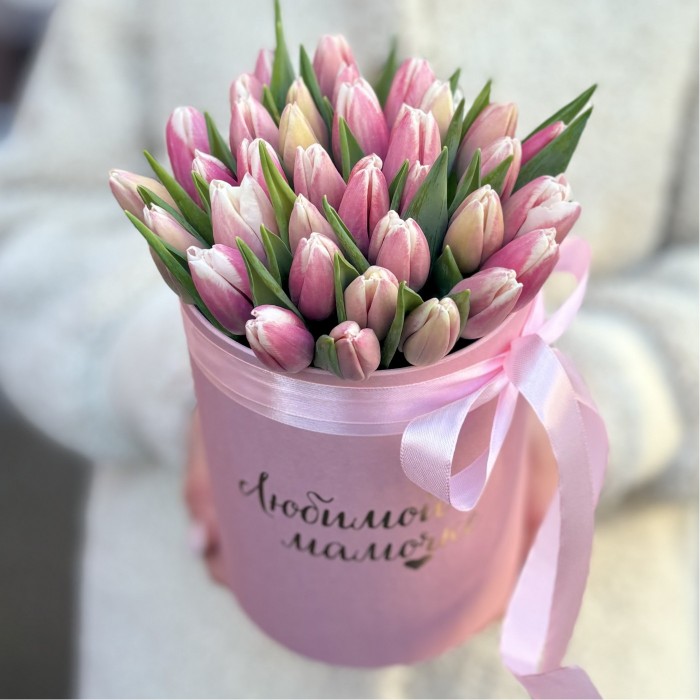 Бело-розовые тюльпаны в коробке Любимой Мамочке