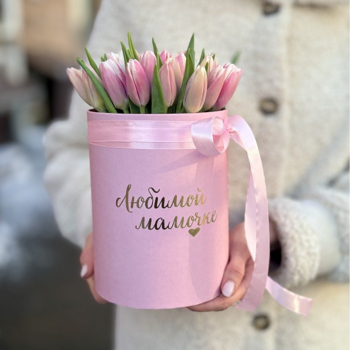 Бело-розовые тюльпаны в коробке Любимой Мамочке