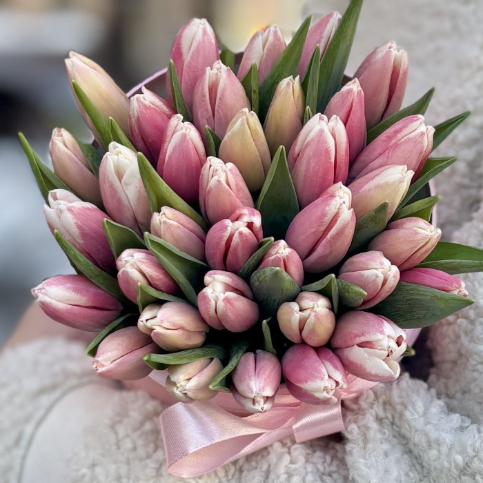 Бело-розовые тюльпаны в коробке Любимой Мамочке