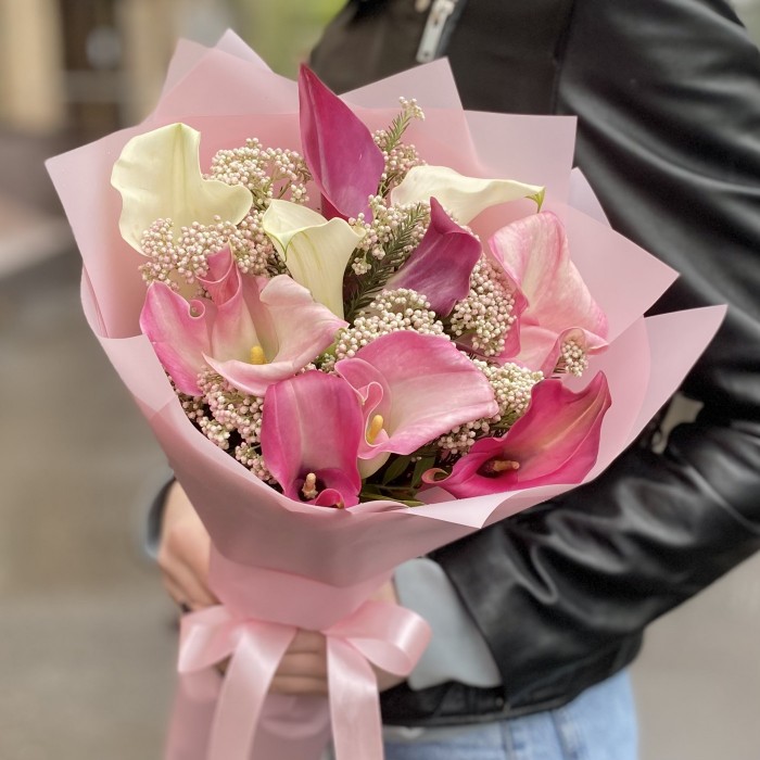 Белые и розовые каллы  в букете