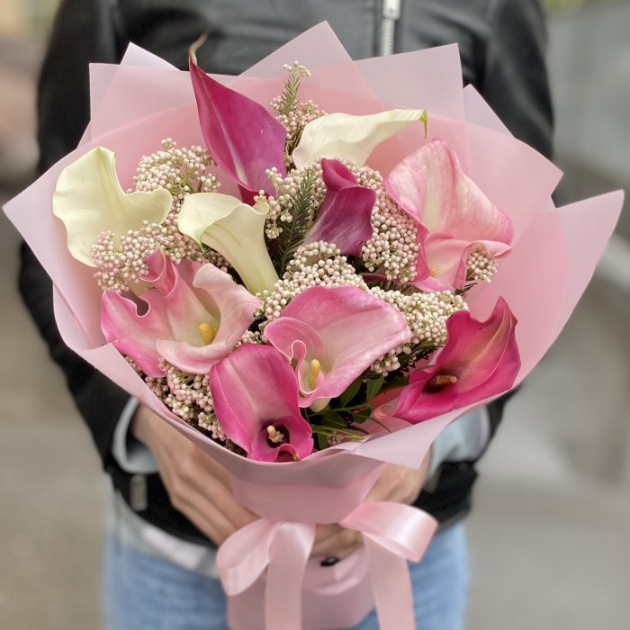 Белые и розовые каллы  в букете