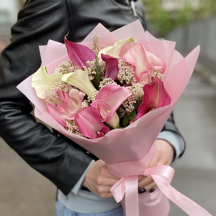 Белые и розовые каллы  в букете