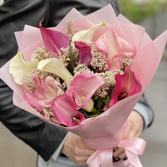 Белые и розовые каллы  в букете