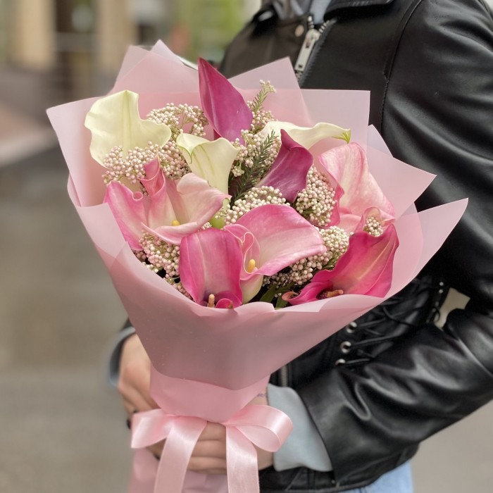 Белые и розовые каллы  в букете