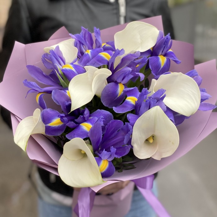 Белые каллы с ирисами