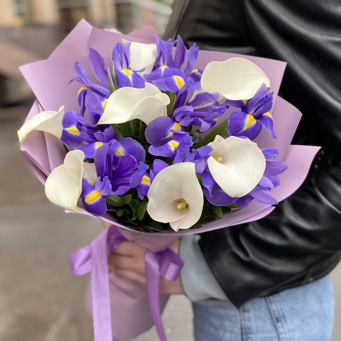 Белые каллы с ирисами