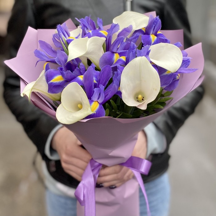 Белые каллы с ирисами