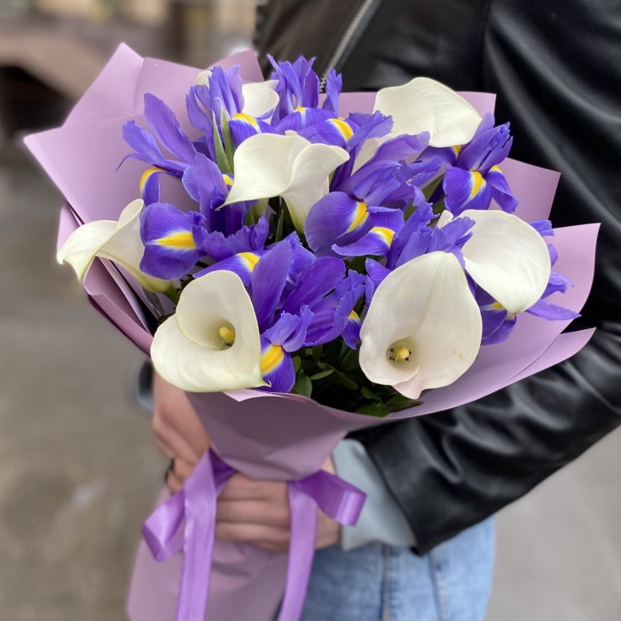 Белые каллы с ирисами