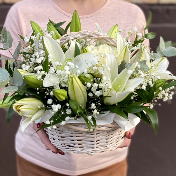 Белые лилии и розы в корзине