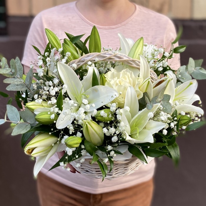Белые лилии и розы в корзине
