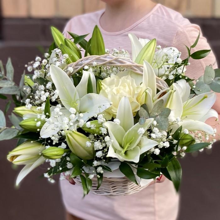 Белые лилии и розы в корзине