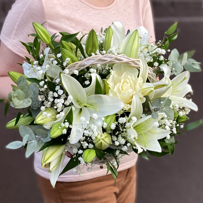 Белые лилии и розы в корзине