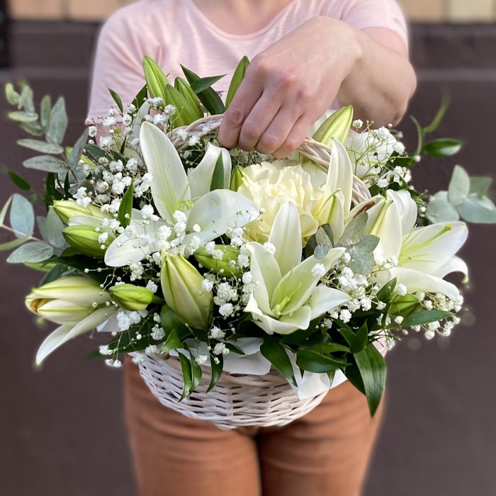 Белые лилии и розы в корзине