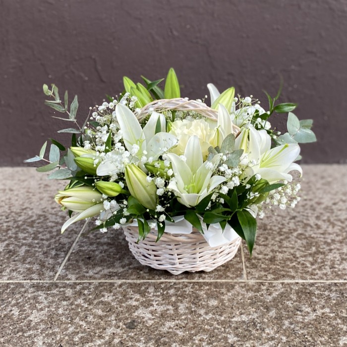 Белые лилии и розы в корзине
