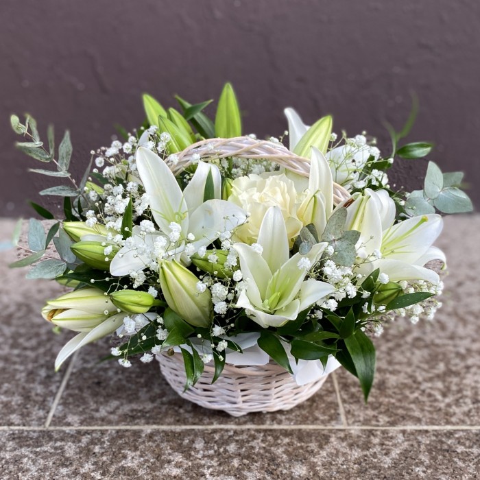 Белые лилии и розы в корзине
