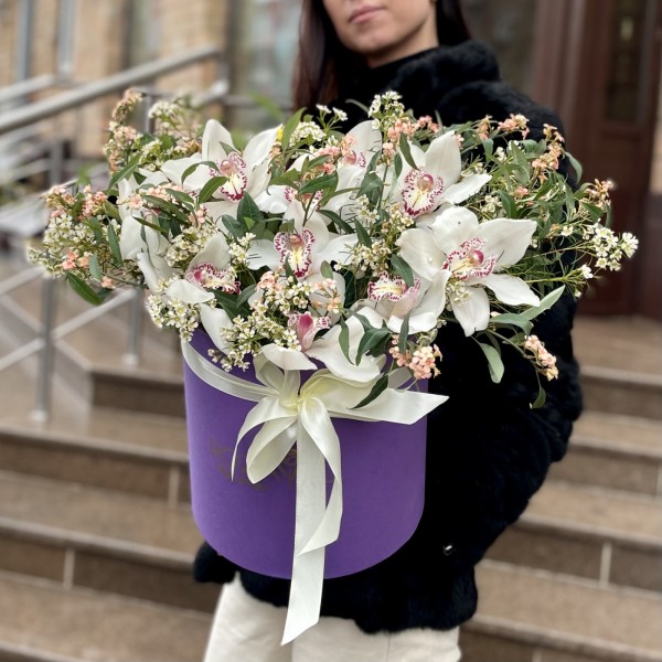 Белые орхидеи в коробке