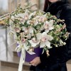 Белые орхидеи в коробке