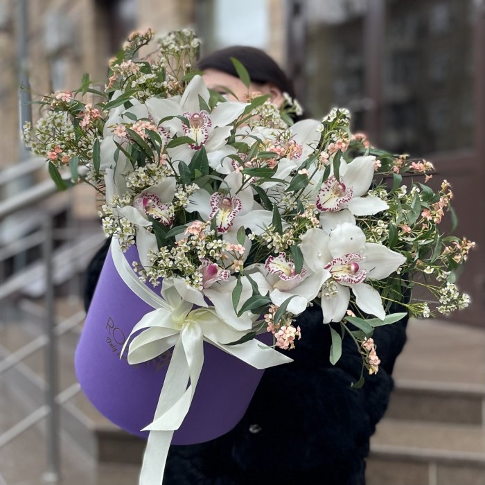 Белые орхидеи в коробке