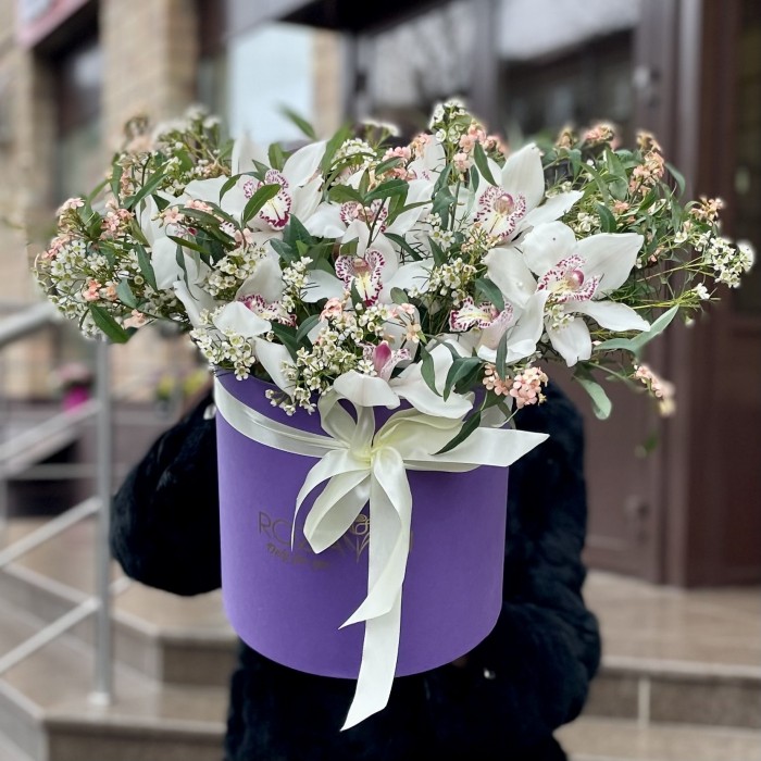 Белые орхидеи в коробке