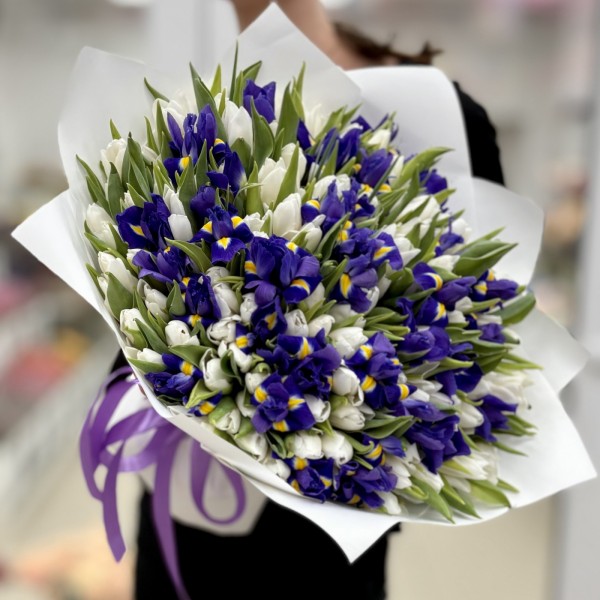 Белые тюльпаны с ирисами Весенняя мечта