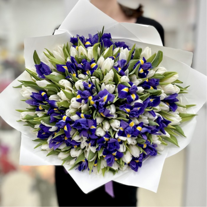 Белые тюльпаны с ирисами Весенняя мечта