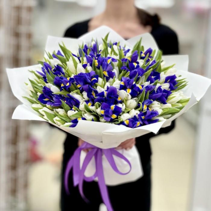 Белые тюльпаны с ирисами Весенняя мечта