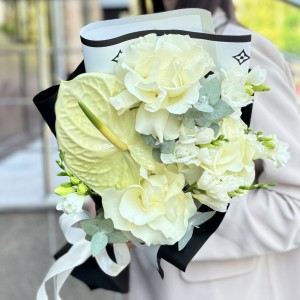 Белый антуриум с розами Мадемуазель