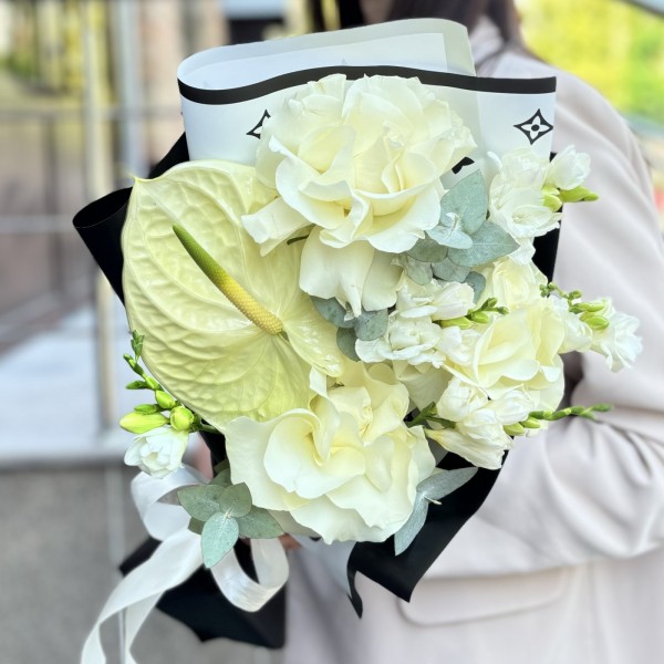 Белый антуриум с розами Мадемуазель