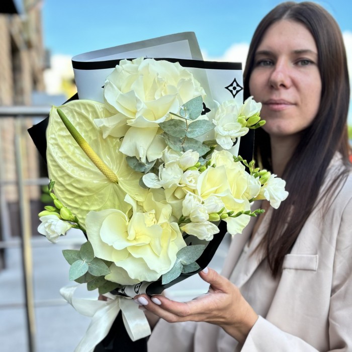 Белый антуриум с розами Мадемуазель