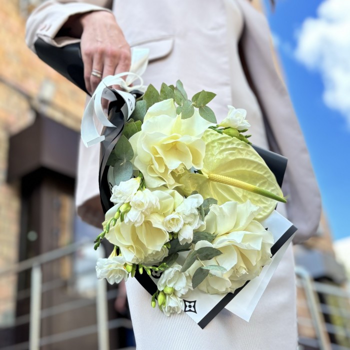 Белый антуриум с розами Мадемуазель