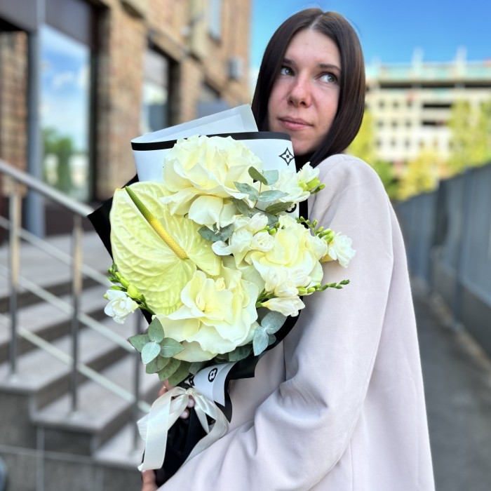 Белый антуриум с розами Мадемуазель