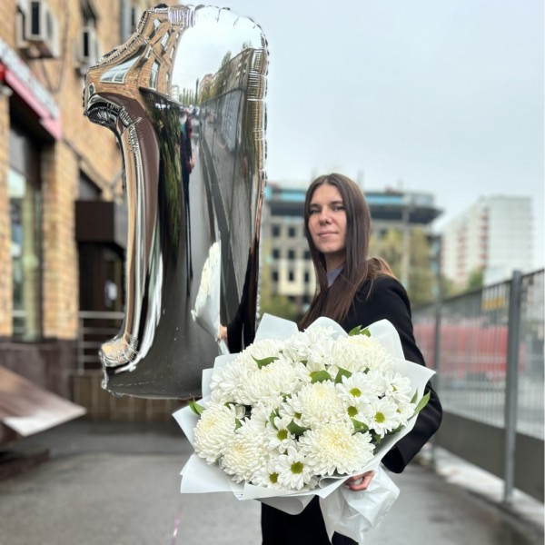 Белый букет на Юбилей с шарами