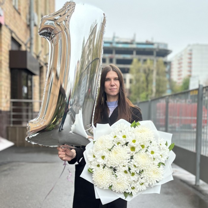 Белый букет на Юбилей с шарами