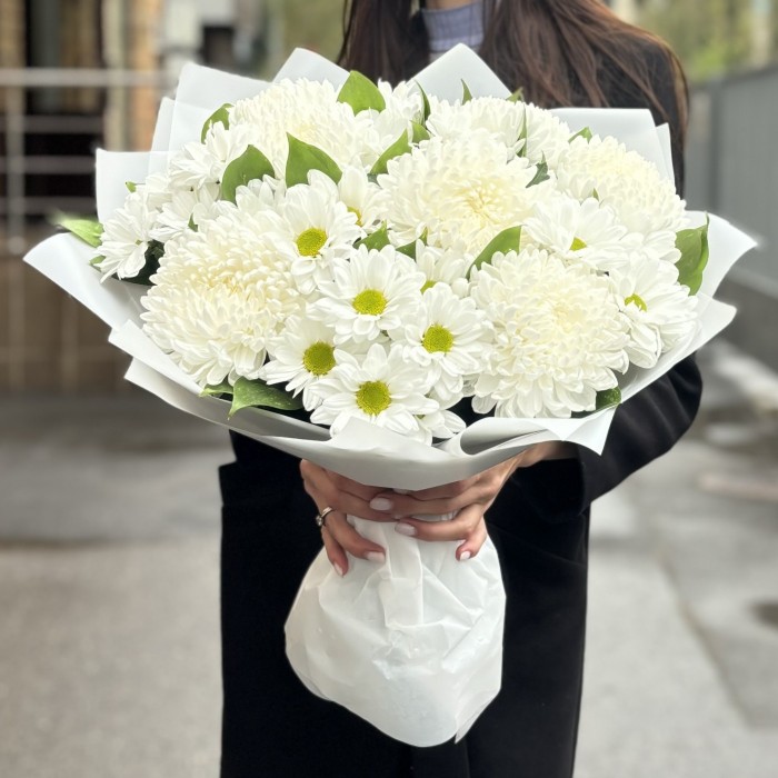 Белый букет на Юбилей с шарами