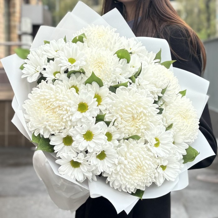 Белый букет на Юбилей с шарами