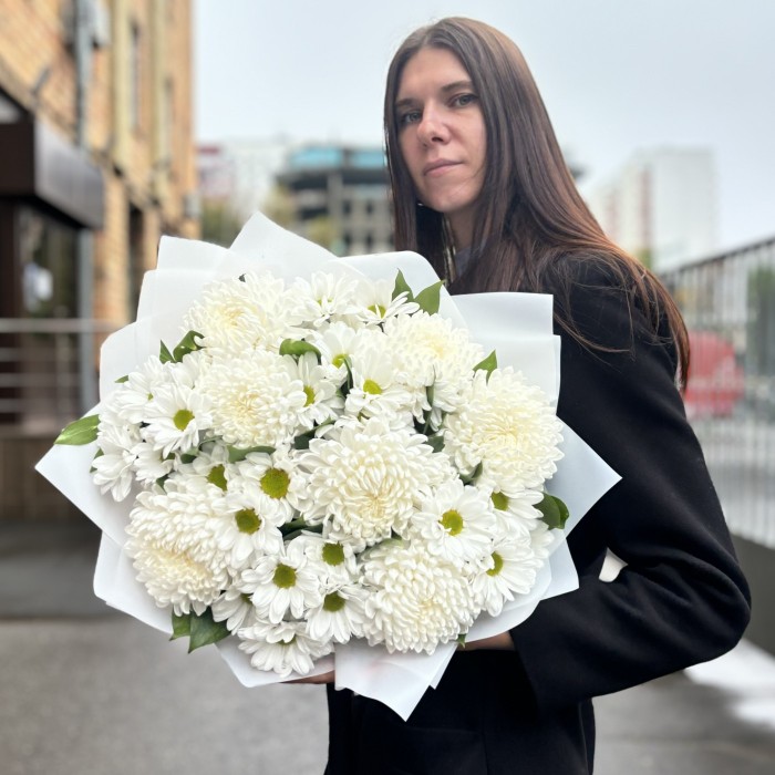 Белый букет на Юбилей с шарами