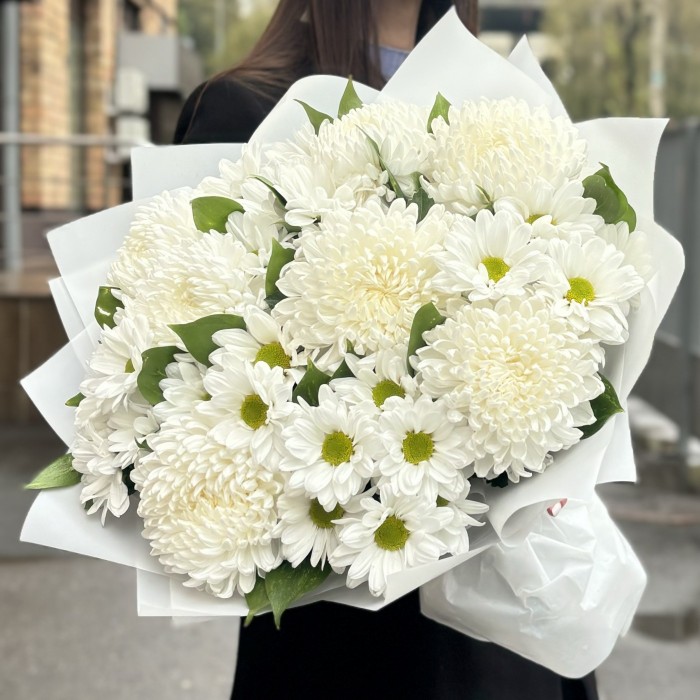 Белый букет на Юбилей с шарами