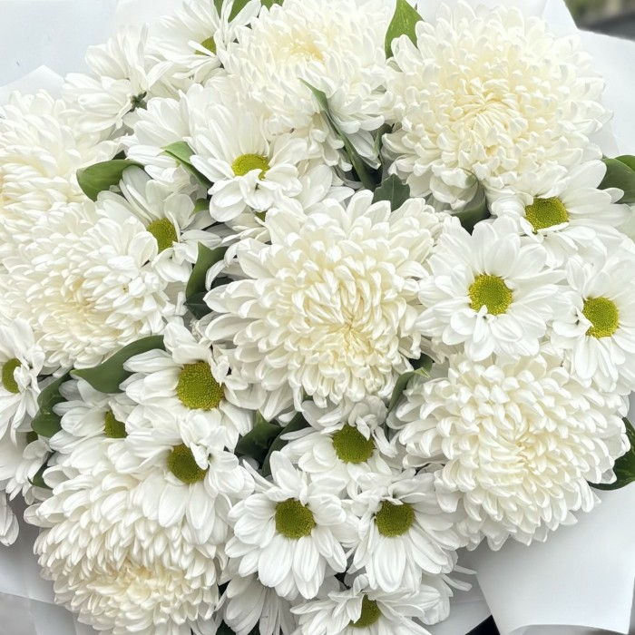 Белый букет на Юбилей с шарами